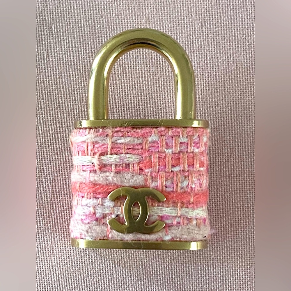 Chanel Pink / Gold Tweed  Brooch. Gold hardware.